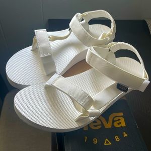 Teva size 8 original universe in white